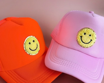 Caps with smileys in bright colors / smiley caps in neon colors / neon baseball caps / hats with smileys / baseball caps / trucker caps women