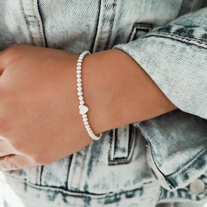 Perlenarmband silber mit Herz / Herz Armband für Damen / Filigranes Perlenarmband in silber mit einem kleinen Herz für Frauen