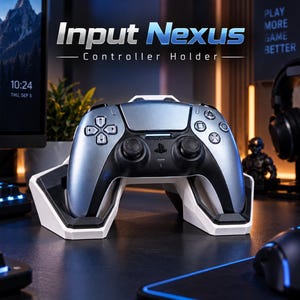Op de afbeelding: Een witte plastic controllerhouder met zwarte accenten aan de binnenkant, ontworpen om een metallic blauwe en zwarte gamecontroller te ondersteunen. De tekst Input Nexus Controller Holder staat in een vet lettertype boven het apparaat.