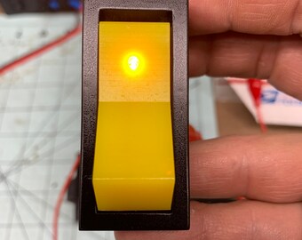 Grande interruttore a bilanciere giallo con LED a scelta