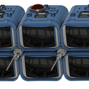 Puede incluir: Seis dispositivos azules y rectangulares con pantallas oscuras y botones circulares rojos en la parte superior. Cada dispositivo tiene una varilla plateada que se extiende desde su lado. Los dispositivos est&aacute;n apilados en dos filas de tres.