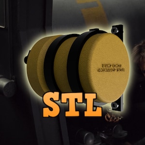 Peut inclure: Modèle 3D imprimé d'un baril jaune avec des bandes noires. Le baril est monté sur un support mural noir. Le texte "TASTY BEVS" et "220MMAY SHOW" est imprimé sur le baril. Le mot "STL" est imprimé en orange sous le baril.