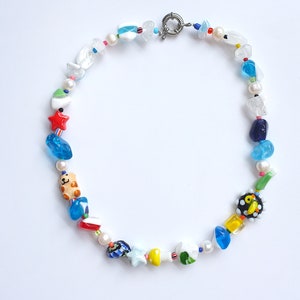 ハンドメイドのランプワークガラスビーズネックレス、淡水パール、ファンキーな90年代スタイル