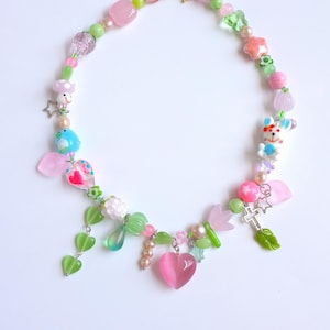 Collar con colgante de corazón de Fairycore hecho a mano, conejito de lampwork y perlas de agua dulce.
