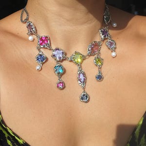 Collana fatta a mano con perle di acqua dolce, zirconi, diamanti e arcobaleno, con punte, pietre preziose.