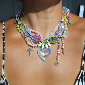 Collana con ciondolo a forma di cuore in vetro lavorato a lume, anni &#39;90, multicolore, verde, rosa, realizzata a mano, perla d&#39;acqua dolce, fairycore, personalizzata, pezzo unico.