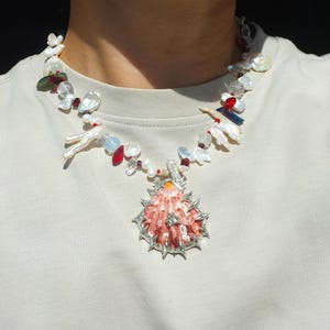 Collana fatta a mano con perle barocche e conchiglie appuntite, cristallo rosso scuro gotico