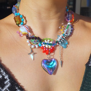Collana con ciondolo a forma di cuore in vetro lavorato a lume fatto a mano, croce di perle Fairycore Y2K