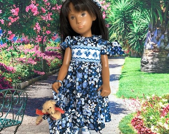 Conjunto para la muñeca Sasha: Vestido azul y blanco con estampado floral hecho a mano y accesorios a juego.