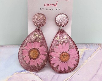 Daisy earrings, sparkly dark pink, pink earrings, statement, resin, daisies, teardrop, flower-themed