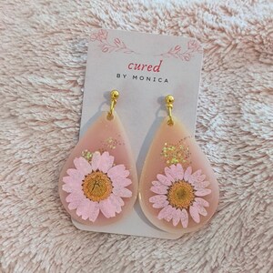 Daisy earrings, teardrop earrings, pink daisies, glittery, light pink, resin, cute, flower-themed, statement, retro, bohemian, 60s