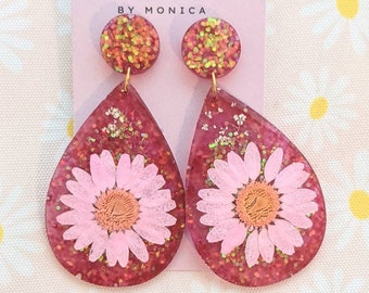 daisy earrings, pink and red, pink daisies, glittery, sparkly, flower and floral themed earrings, resin, dangle