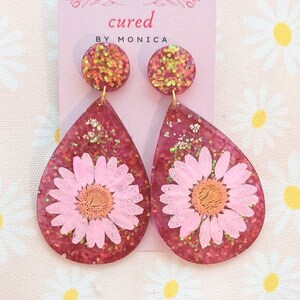 daisy earrings, pink and red, pink daisies, glittery, sparkly, flower and floral themed earrings, resin, dangle