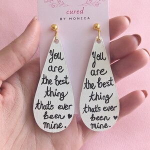 Brincos inspirados em Taylor Swift, letras de músicas minhas, citações, madeira, manuscrita, caligrafia, pintada, branca, colorida, rústica, oval