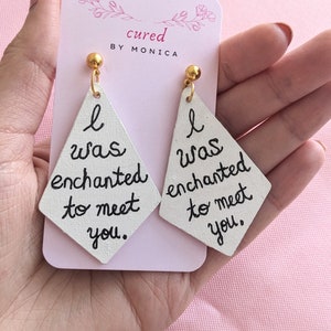Brincos inspirados em Taylor Swift, letras de músicas encantadas, citações, madeira, manuscrita, caligrafia, pintada, branca, colorida, rústica, diamante