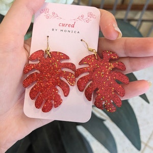 Pendientes de hoja de Monstera, hojas rojas, brillantes, temática de la naturaleza, pendientes de otoño, resina, declaración, temática vegetal