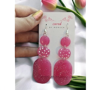 Brincos geométricos, rosa choque escuro, pendentes, resina, glitter, pontos brancos pintados, femininos, circulares e ovais