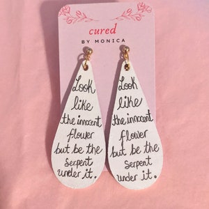 Macbeth, William Shakespeare, pendientes de libro, cita de lady Macbeth, pendientes rústicos de madera, blanco, escrito a mano, literatura, declaración