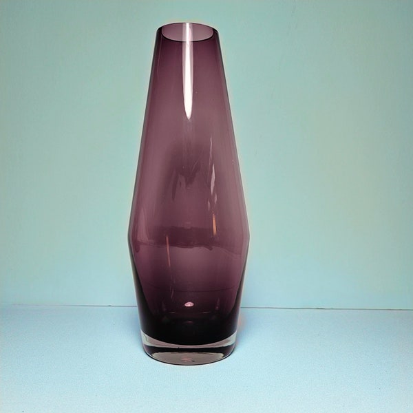 Tamara Aladin for Riihimaen Lasi Oy, Finland, MCM, Amethyst glass vase, tapered silhouette with a color gradient from pale to deep amethyst