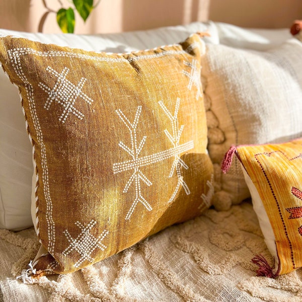 Oreiller en lin jaune moutarde avec motifs géométriques marocains orientaux, coussin décoratif en détresse, cadeau shabby chic 50 x 50 cm | Gaïa