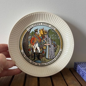 Vintage Wedgwood, A Children’s Story decorative plate depicting a scene from “The Tinder Box”