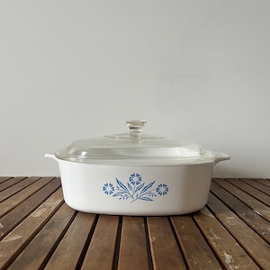 Fantastische vintage blauwe korenbloem Corning ware ovenschaal A-2-B 2L met deksel