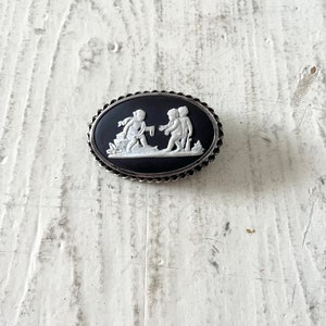 Vintage Wedgwood Brooch in Deep Black Jasperware with Three Putti in Sterling Silver, 1957