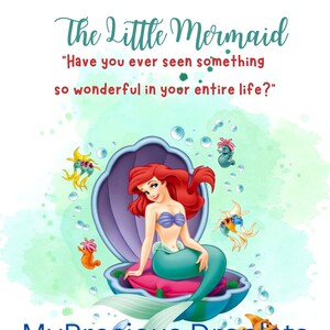 K&ouml;nnte beinhalten: Eine digitale Illustration von Arielle, der kleinen Meerjungfrau, die in einer rosa Muschel sitzt. Sie hat langes rotes Haar, einen gr&uuml;nen Schwanz und tr&auml;gt einen lila Muschel-BH. Der Hintergrund ist ein Aquarell-Gem&auml;lde des Ozeans mit Blasen und Meeresbewohnern.