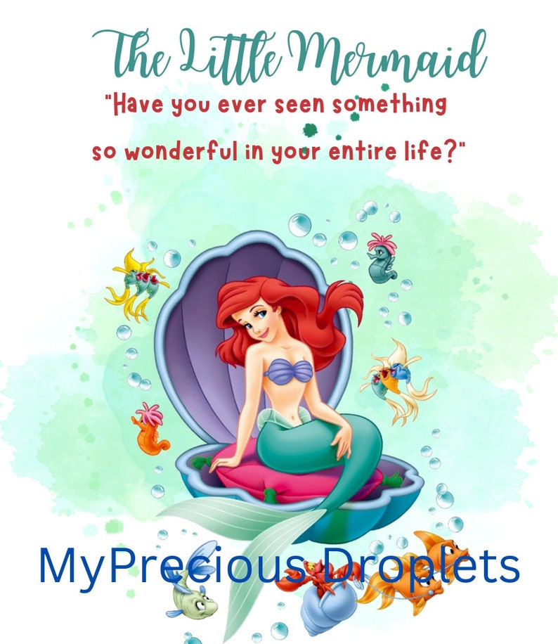 K&ouml;nnte beinhalten: Eine digitale Illustration von Arielle, der kleinen Meerjungfrau, die in einer rosa Muschel sitzt. Sie hat langes rotes Haar, einen gr&uuml;nen Schwanz und tr&auml;gt einen lila Muschel-BH. Der Hintergrund ist ein Aquarell-Gem&auml;lde des Ozeans mit Blasen und Meeresbewohnern.