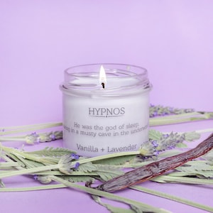 HYPNOS - Vanille + lavendel sojawas kaars uit de Griekse mythologie in een glazen pot met dop