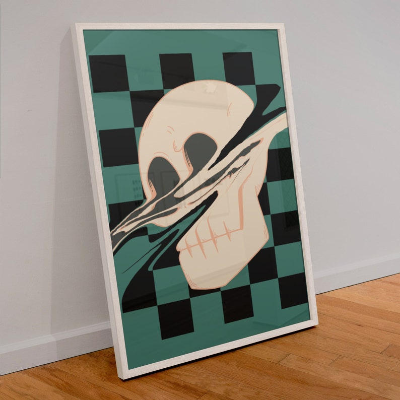 Puede incluir: Una impresi&oacute;n de arte mural rectangular enmarcada que presenta un gr&aacute;fico de calavera de color crema que parece derretirse o distorsionarse sobre un fondo de cuadros negros y verde azulado. La obra est&aacute; en un marco blanco sencillo.