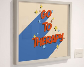 Puede incluir: Una pieza de arte mural enmarcada que presenta el texto naranja GO TO THERAPY con una sombra azul. El diseño está sobre un fondo crema y decorado con pequeñas estrellas amarillas de cuatro puntas y estrellas azul claro de cinco puntas.