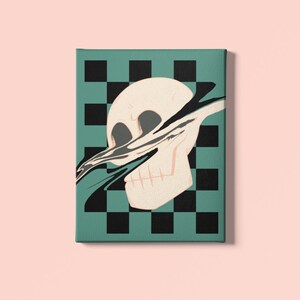 Puede incluir: Un lienzo rectangular que muestra un cr&aacute;neo de color crema centrado sobre un fondo de cuadros en color verde azulado y negro. El cr&aacute;neo parece estar dividido horizontalmente por una forma oscura, fluida y distorsionada que atraviesa las cuencas.