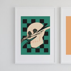 Puede incluir: Una l&aacute;mina de arte enmarcada con un gr&aacute;fico de calavera beige centrado sobre un fondo de cuadros verdes y negros. La calavera parece estar cortada horizontalmente por una distorsi&oacute;n oscura, fluida y similar a la tinta en la secci&oacute;n central.