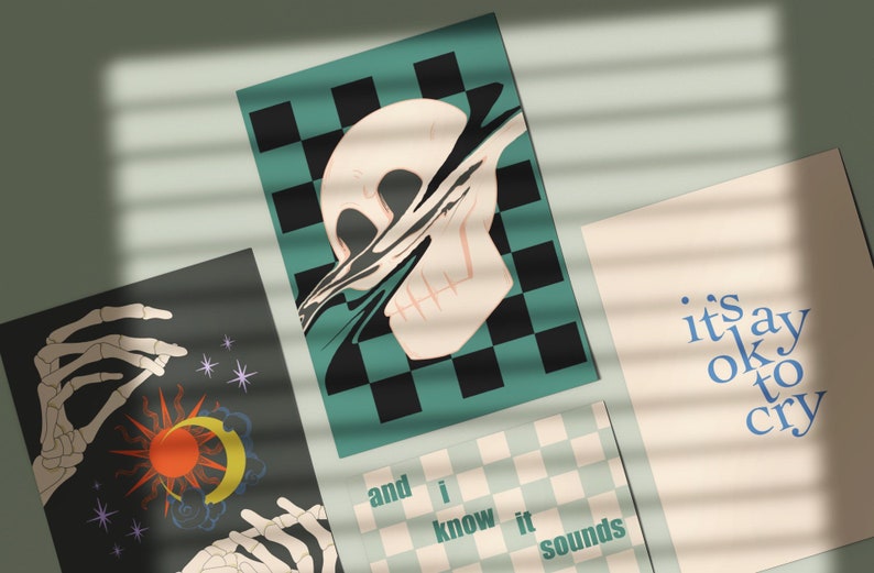 Puede incluir: Cuatro l&aacute;minas de arte rectangulares con dise&ntilde;os gr&aacute;ficos. Una muestra una calavera sobre un tablero de ajedrez negro y verde, otra manos esquel&eacute;ticas con un sol y una luna, una muestra el texto it's okay to cry y otra and i know it sounds.