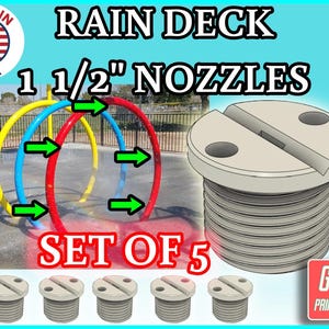 Op de afbeelding: De afbeelding toont een set van vijf rain deck nozzles, elk met een diameter van 3,8 cm. De afbeelding bevat een close-up van een nozzle en een waterspeeltuin met kleurrijke hoepels. Tekst bevat "RAIN DECK", "1 1/2" NOZZLES" en "SET OF 5". Gemaakt in de VS.