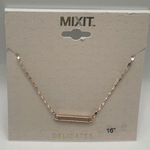 Könnte beinhalten: Goldkette mit einem kleinen rechteckigen Anhänger, auf dem "DELICATES" steht, auf einer weißen Karte mit dem Markennamen "MIXIT" und der Länge "16"