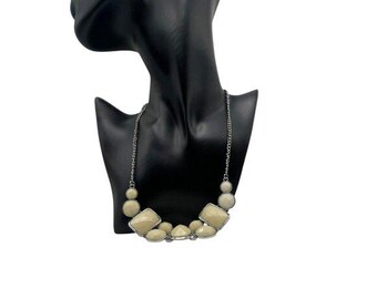 Collar con declaración geométrica