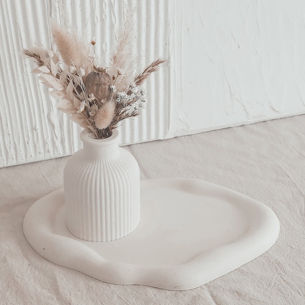 Vase geriffelt mit Trockenblumenstrauß | Riffelvase mit Struktur aus Jesmonite | Wohndekoration | Geschenkartikel