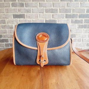 Bolso de mano o bandolera vintage Dooney & Bourke Essex de piel granulada para todo tipo de clima, color azul marino y tostado