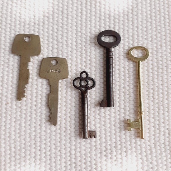 Vintage Key Collection Lot of 5