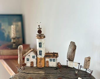 Scultura in legno galleggiante fatta a mano del villaggio del faro - Decorazione nautica costiera
