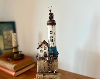 Scultura di faro realizzata a mano in legno di mare, decorazione rustica a forma di faro costiero, arte nautica per cottage sulla spiaggia
