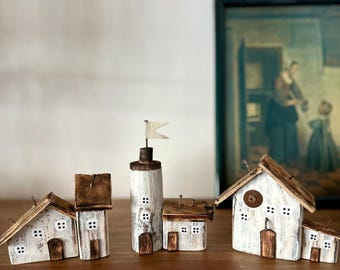 Set di 3 - Miniatura di faro in legno di mare, realizzata a mano, per un villaggio rustico sulla spiaggia.