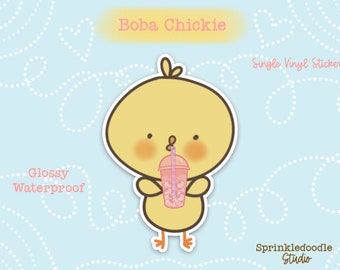 Puede incluir: Un personaje de dibujos animados de pollito amarillo con mejillas rosadas está bebiendo de una taza de té de boba rosa con una pajita. El fondo es azul claro con puntos blancos. El texto "Boba Chickie" está en la parte superior de la imagen. El texto "Single Vinyl Sticker" está en la esquina superior derecha. El texto "Glossy Waterproof" está en la esquina inferior izquierda. El texto "Sprinkledoodle Studio" está en la esquina inferior derecha.