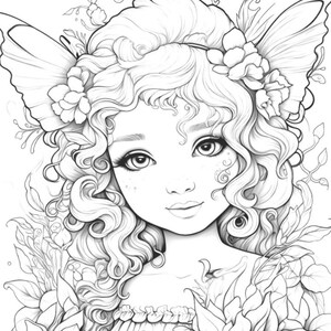 K&ouml;nnte beinhalten: Detaillierte Schwarz-Wei&szlig;-Illustration einer Fee mit lockigem Haar, gro&szlig;en Schmetterlingsfl&uuml;geln und floralen Akzenten. Die Fee hat gro&szlig;e Augen und einen sanften Ausdruck, umgeben von Blumen und Bl&auml;ttern.