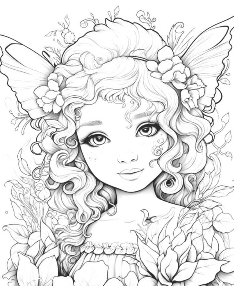 K&ouml;nnte beinhalten: Detaillierte Schwarz-Wei&szlig;-Illustration einer Fee mit lockigem Haar, gro&szlig;en Schmetterlingsfl&uuml;geln und floralen Akzenten. Die Fee hat gro&szlig;e Augen und einen sanften Ausdruck, umgeben von Blumen und Bl&auml;ttern.