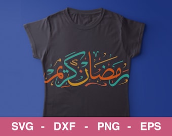 Peut inclure: Un t-shirt gris foncé avec un design de calligraphie arabe coloré qui dit "Ramadan Kareem".