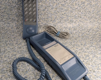 Działający niebieski telefon dotykowy „Solo” firmy Northern Telecom – zabytkowy telefon z lat 80. i 90. XX wieku z programowalnym szybkim wybieraniem