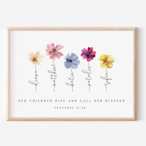 Könnte beinhalten: Ein gerahmter Kunstdruck mit Aquarellblumen in Gelb-, Rosa- und Lilatönen. Unter jeder Blume steht ein Name in Schreibschrift. Der Text "HER CHILDREN RISE AND CALL HER BLESSED PROVERBS 31:28" steht unter den Blumen.
